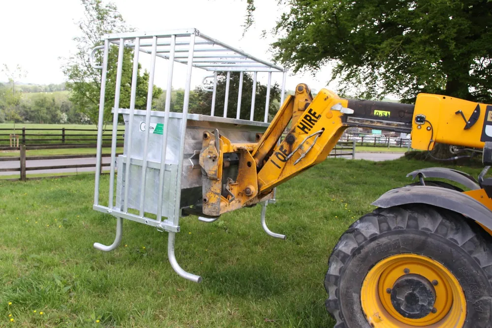 The creep feeder carried on a telehandler's forks