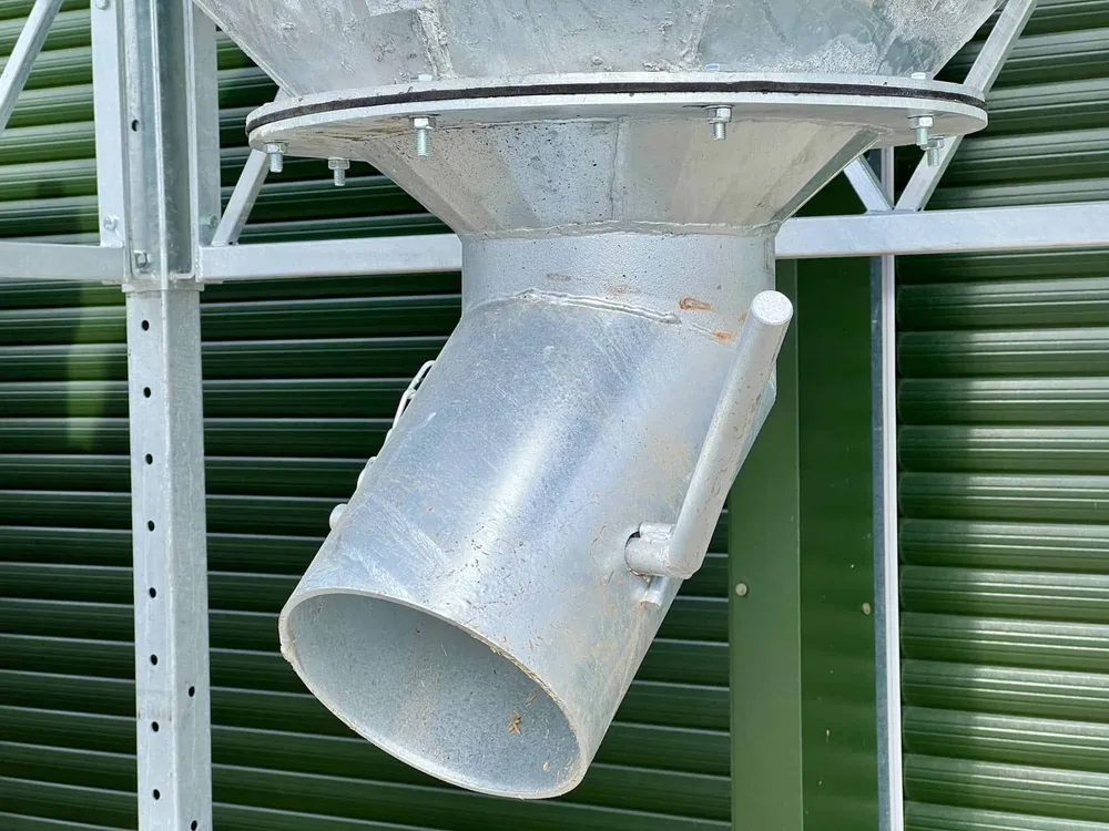 Close-up of the outlet under the hopper, with its slide closed